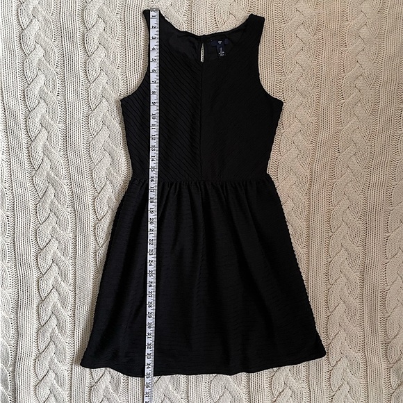🌼2 for $20🌼 Textured Black Stripe Fit and Flare Mini Dress - Gap - Picture 10 of 11